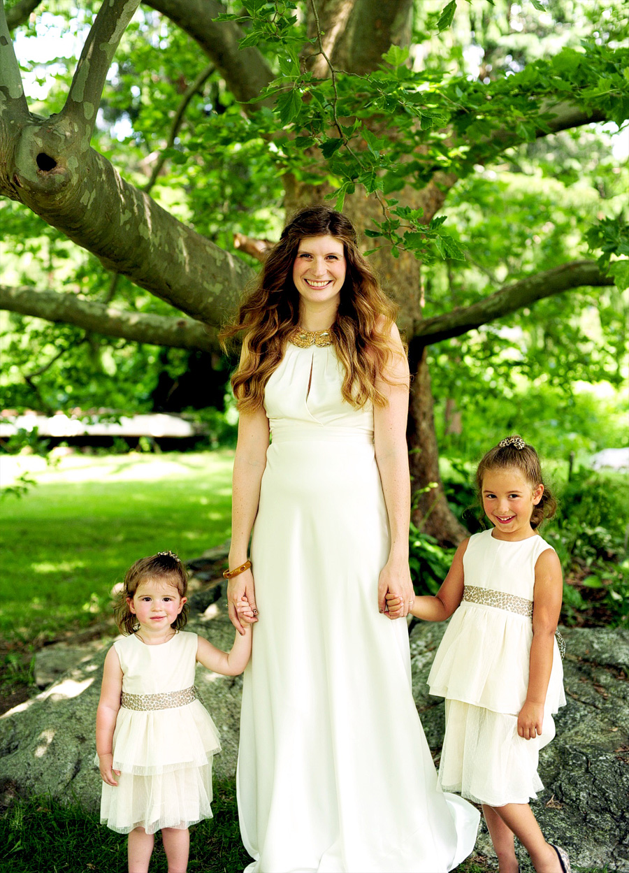 I LOVE this shot of Keeley with her little flower girls. :)