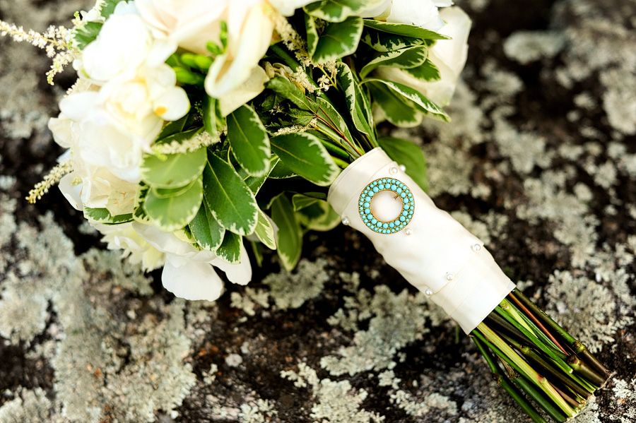Lindsay had a gorgeous brooch pinned onto her bouquet.
