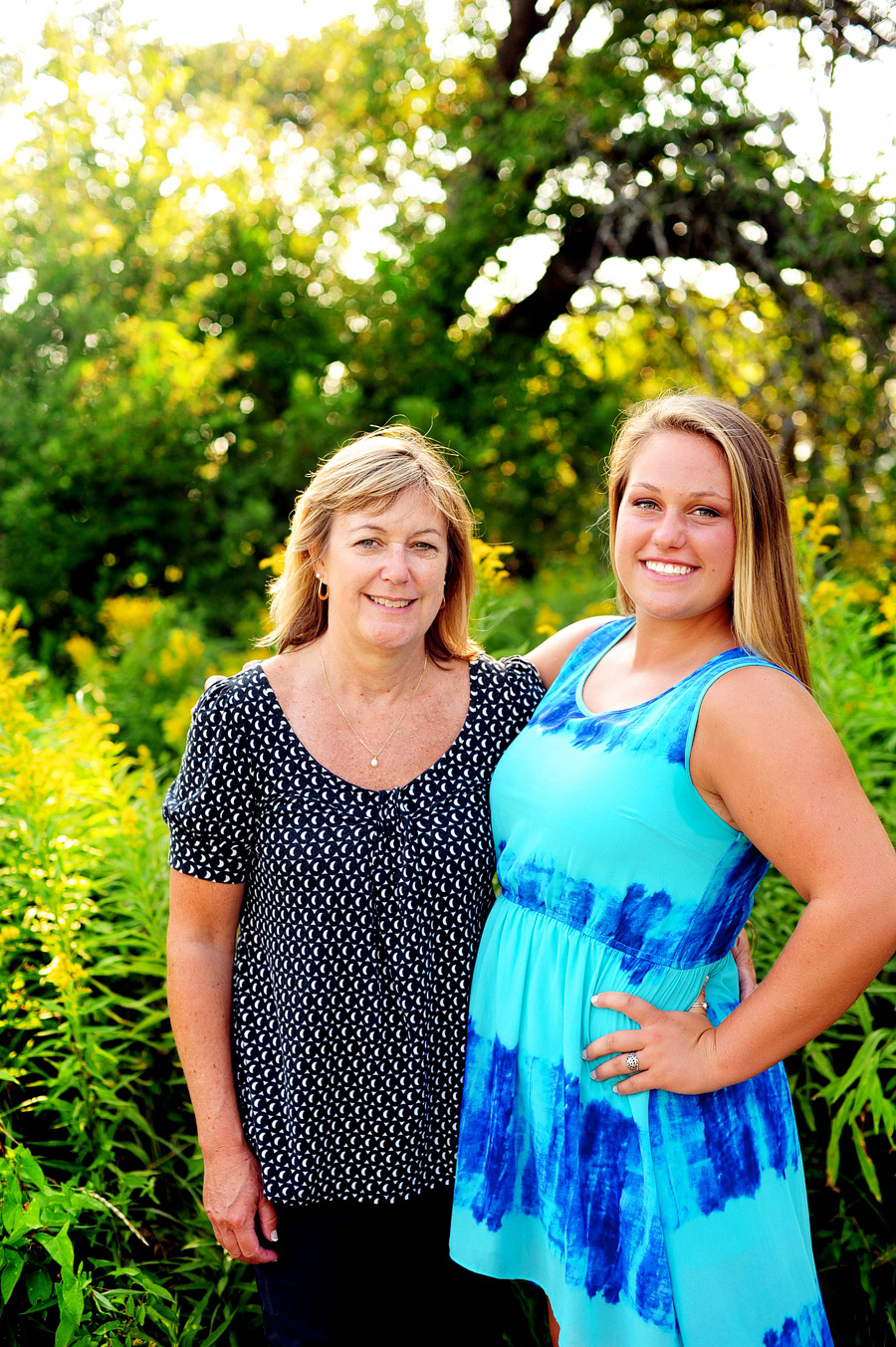 high school senior posing with her mom