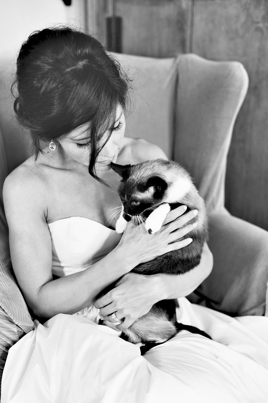 bride with her siamese cat