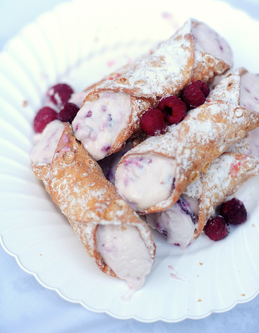 wedding cannolis