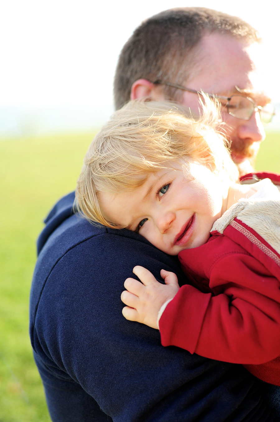 baby laying on dad's shoulder