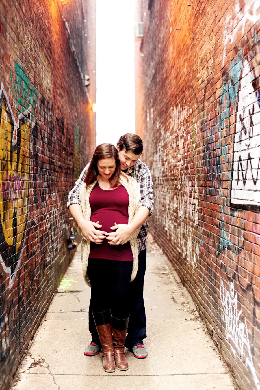 maternity session in graffiti alleyway