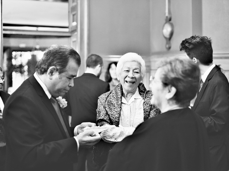 guests mingling at cocktail hour