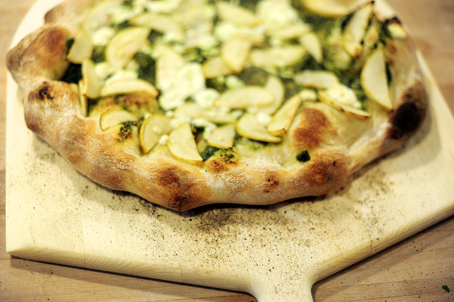 pear pesto pizza