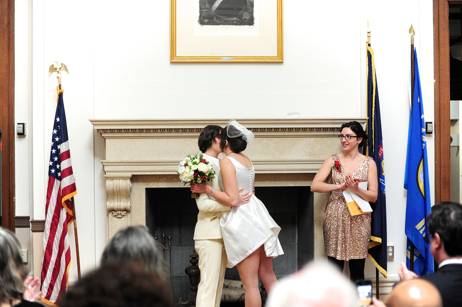 couple kissing at city hall