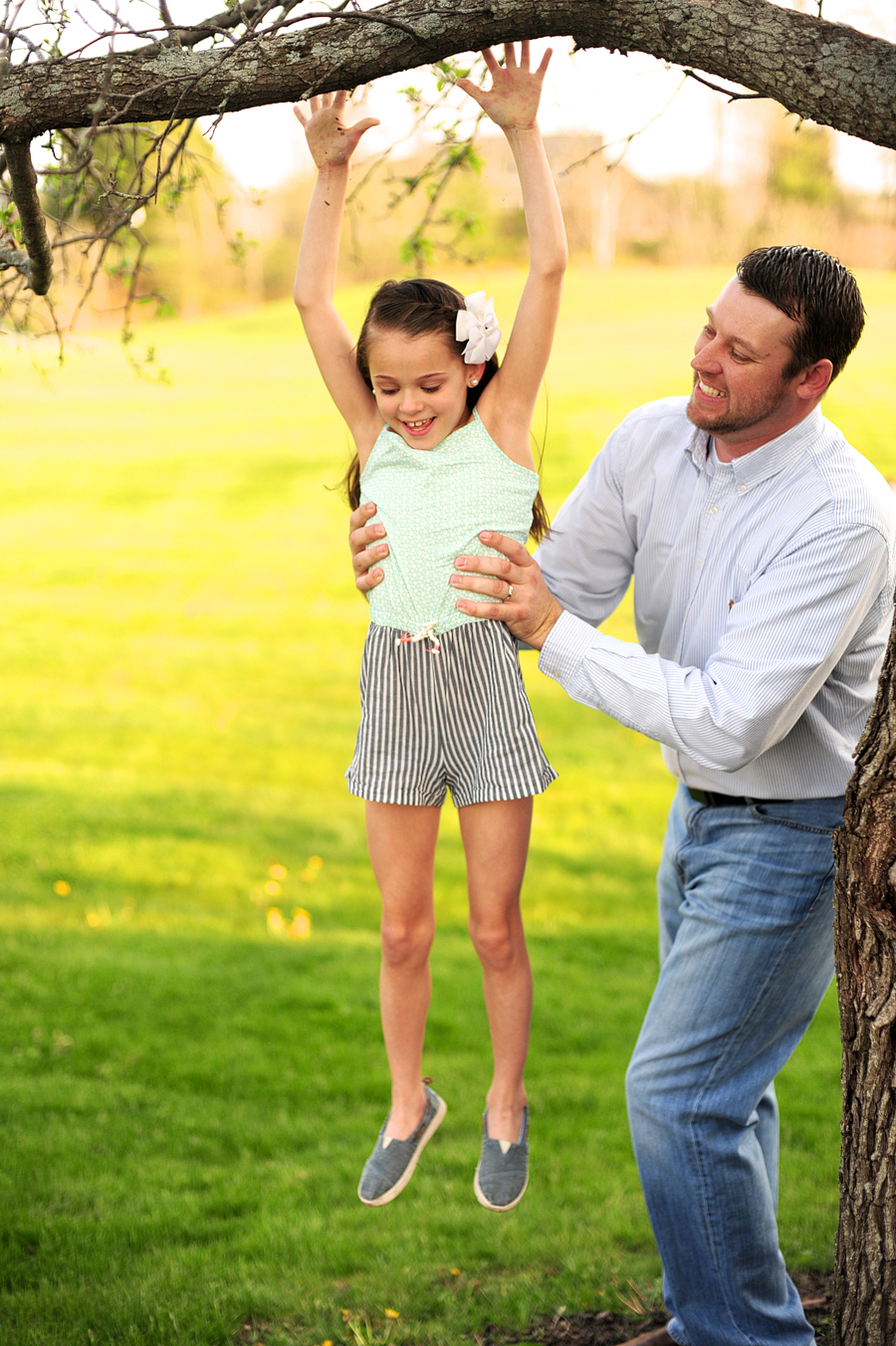 dad helping his daughter