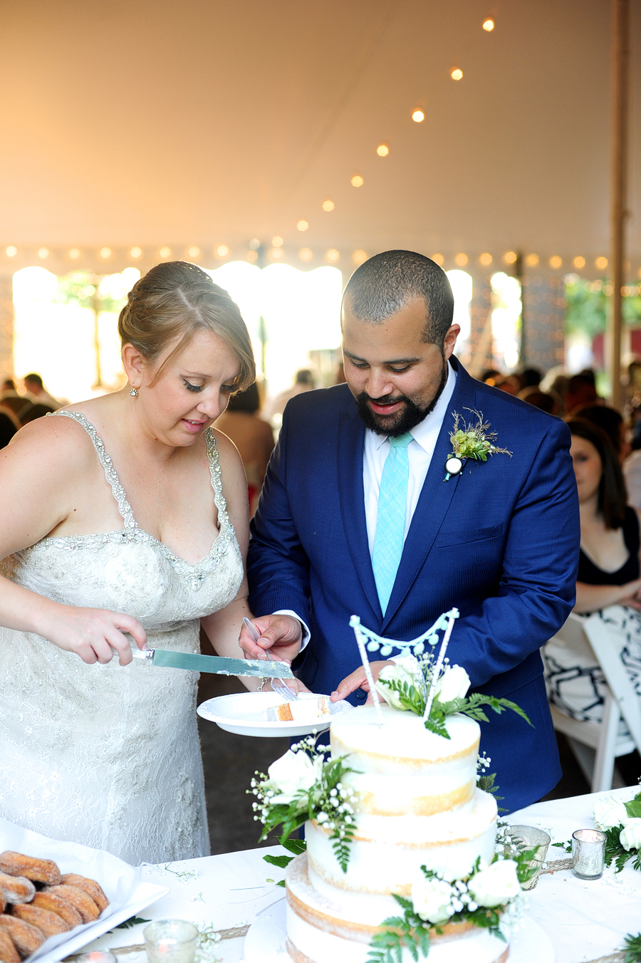 couple cutting the cake