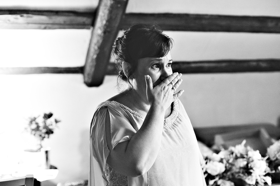 mom seeing her daughter on wedding day