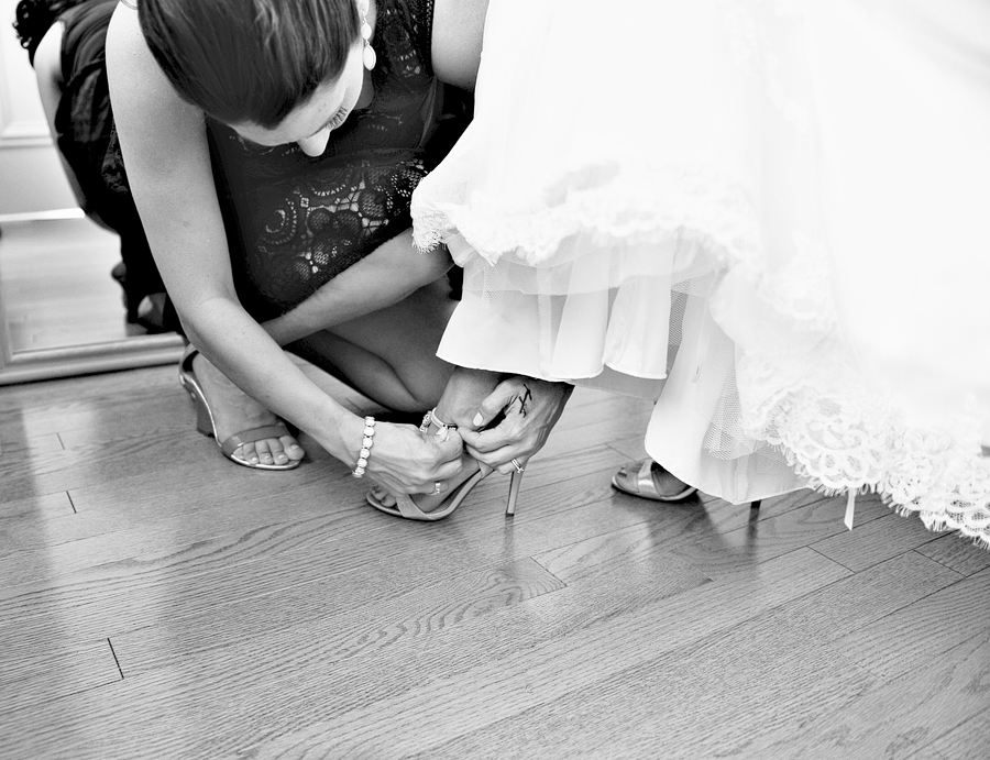 bride getting her shoes on