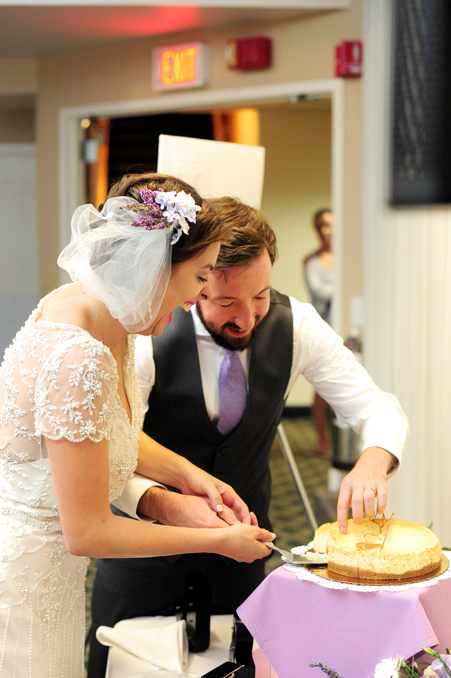 couple cutting the cake