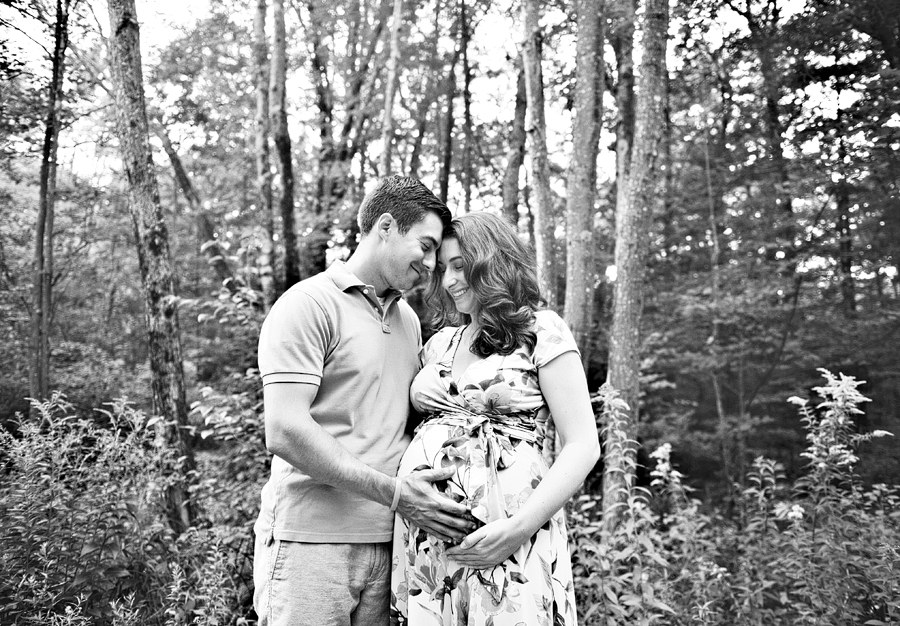 woodsy maternity photos in maine